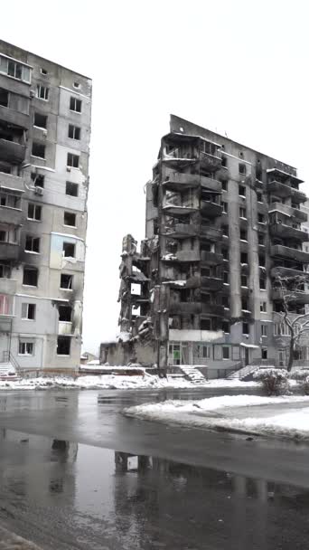 Dieses Vertikale Archivvideo Zeigt Ein Vom Krieg Zerstörtes Gebäude Borodyanka — Stockvideo