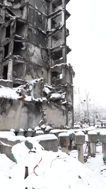 Toto Vertikální Video Ukazuje Válkou Poničenou Budovu Ukrajinské Borodyance Zimě — Stock video