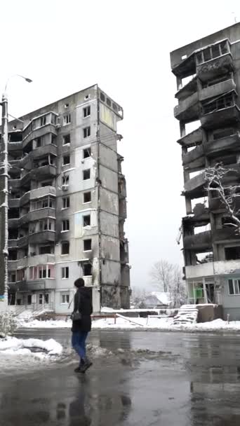 这个垂直的库存视频显示了冬季乌克兰博罗丹卡一座被战争摧毁的建筑 — 图库视频影像