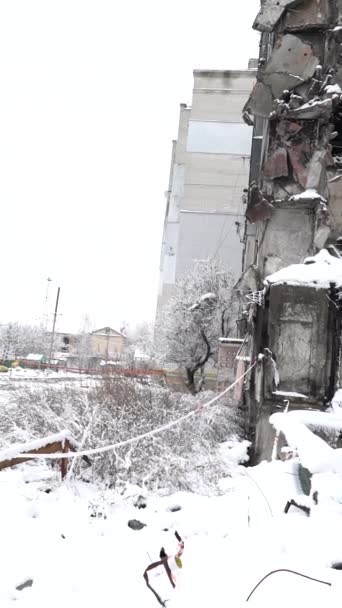 Ten Pionowy Film Przedstawia Rozdarty Wojną Budynek Borodyance Ukraina Zimie — Wideo stockowe