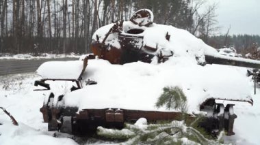 Ukrayna 'daki savaş sırasında kar altında Rus askeri teçhizatını yok etti.