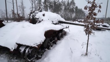 Ukrayna 'daki savaş sırasında kar altında Rus askeri teçhizatını yok etti.