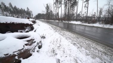 Ukrayna 'daki savaş sırasında kar altında Rus askeri teçhizatını yok etti.