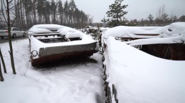 Ukrayna 'daki savaş sırasında kar altında Rus askeri teçhizatını yok etti.