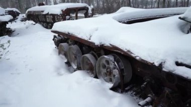 Ukrayna 'daki savaş sırasında kar altında Rus askeri teçhizatını yok etti.