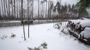 Ukrayna 'daki savaş sırasında kar altında Rus askeri teçhizatını yok etti.