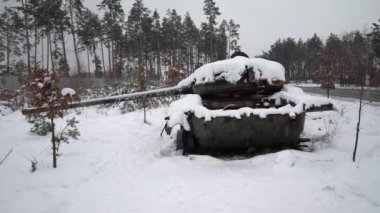 Ukrayna 'daki savaş sırasında kar altında Rus askeri teçhizatını yok etti.