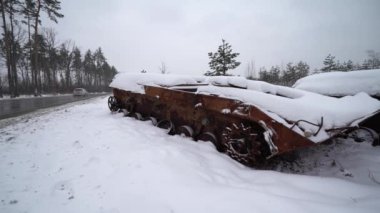 Ukrayna 'daki savaş sırasında kar altında Rus askeri teçhizatını yok etti.