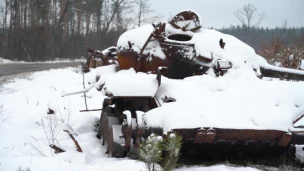 Equipo Militar Ruso Quemado Cerca Carretera Durante Guerra Ucrania — Vídeos de Stock