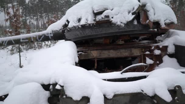 Zerstörte Russische Militärausrüstung Schnee Während Des Krieges Der Ukraine — Stockvideo