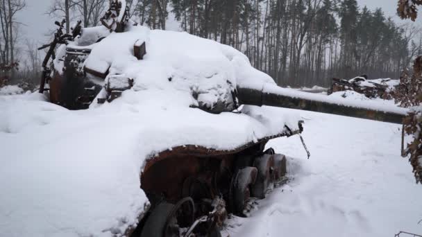ウクライナでの戦争中に雪の中でロシアの軍事機器を破壊 — ストック動画