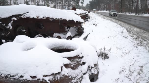 乌克兰战争期间在雪地里被毁的俄罗斯军事装备 — 图库视频影像