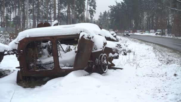 Zerstörte Russische Militärausrüstung Schnee Während Des Krieges Der Ukraine — Stockvideo