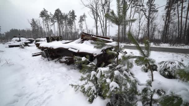 Menghancurkan Peralatan Militer Rusia Salju Selama Perang Ukraina — Stok Video