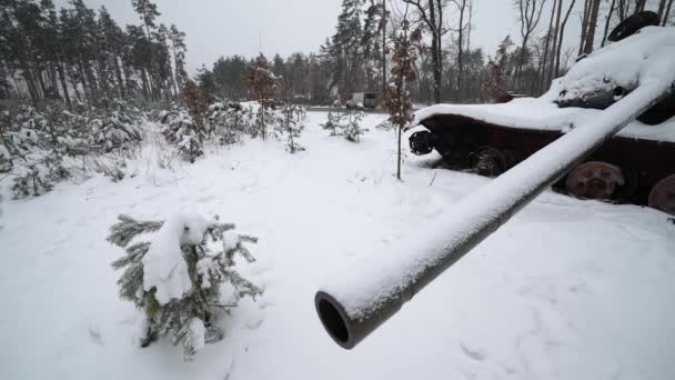 乌克兰战争期间在雪地里被毁的俄罗斯军事装备 — 图库视频影像