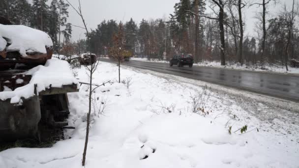 Zniszczony Rosyjski Sprzęt Wojskowy Śniegu Podczas Wojny Ukrainie — Wideo stockowe