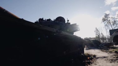 Bu stok videosu Ukrayna 'daki savaş sırasında Rus askeri teçhizatını yok ettiğini gösteriyor..