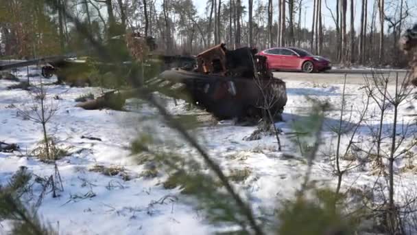 비디오는 우크라이나 러시아의 장비를 파괴한 보여준다 — 비디오