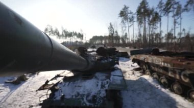 Bu stok videosu Ukrayna 'daki savaş sırasında Rus askeri teçhizatını yok ettiğini gösteriyor..