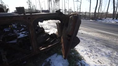 Bu stok videosu Ukrayna 'daki savaş sırasında Rus askeri teçhizatını yok ettiğini gösteriyor..