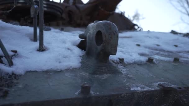 このストックビデオは ウクライナでの戦争中に破壊されたロシアの軍事機器を示しています — ストック動画