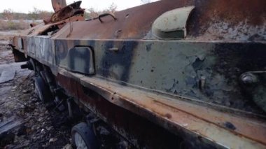 Bu stok videosu Ukrayna 'daki savaş sırasında Rus askeri teçhizatını yok ettiğini gösteriyor..