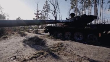 Bu stok videosu Ukrayna 'daki savaş sırasında Rus askeri teçhizatını yok ettiğini gösteriyor..