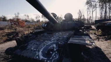 Bu stok videosu Ukrayna 'daki savaş sırasında Rus askeri teçhizatını yok ettiğini gösteriyor..