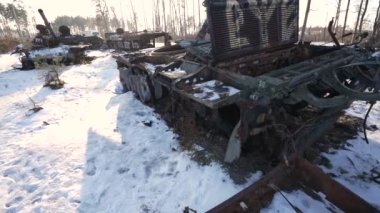 Bu stok videosu Ukrayna 'daki savaş sırasında Rus askeri teçhizatını yok ettiğini gösteriyor..