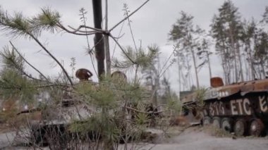 Bu stok videosu Ukrayna 'daki savaş sırasında Rus askeri teçhizatını yok ettiğini gösteriyor..