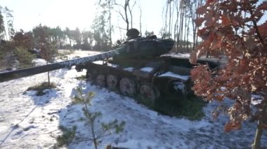 Bu stok videosu Ukrayna 'daki savaş sırasında Rus askeri teçhizatını yok ettiğini gösteriyor..