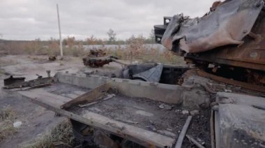 Bu stok videosu Ukrayna 'daki savaş sırasında Rus askeri teçhizatını yok ettiğini gösteriyor..
