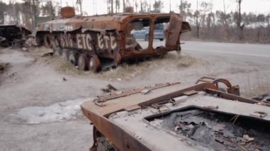 Bu stok videosu Ukrayna 'daki savaş sırasında Rus askeri teçhizatını yok ettiğini gösteriyor..