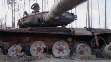 Bu stok videosu Ukrayna 'daki savaş sırasında Rus askeri teçhizatını yok ettiğini gösteriyor..