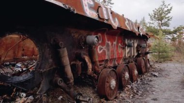 Bu stok videosu Ukrayna 'daki savaş sırasında Rus askeri teçhizatını yok ettiğini gösteriyor..