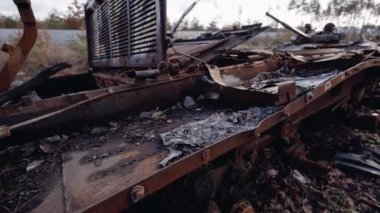 Bu stok videosu Ukrayna 'daki savaş sırasında Rus askeri teçhizatını yok ettiğini gösteriyor..
