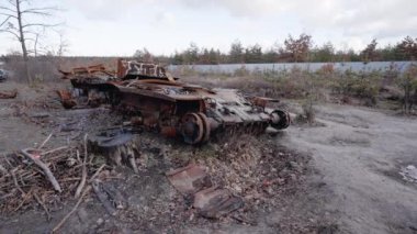 Bu stok videosu Ukrayna 'daki savaş sırasında Rus askeri teçhizatını yok ettiğini gösteriyor..