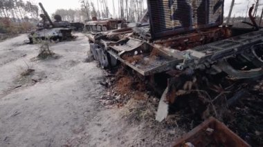 Bu stok videosu Ukrayna 'daki savaş sırasında Rus askeri teçhizatını yok ettiğini gösteriyor..