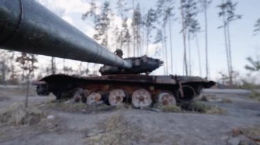 Bu stok videosu Ukrayna 'daki savaş sırasında Rus askeri teçhizatını yok ettiğini gösteriyor..