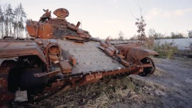 Bu stok videosu Ukrayna 'daki savaş sırasında Rus askeri teçhizatını yok ettiğini gösteriyor..