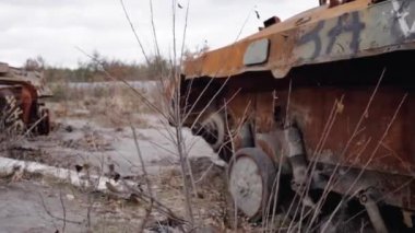 Bu stok videosu Ukrayna 'daki savaş sırasında Rus askeri teçhizatını yok ettiğini gösteriyor..