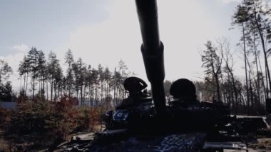 Bu stok videosu Ukrayna 'daki savaş sırasında Rus askeri teçhizatını yok ettiğini gösteriyor..