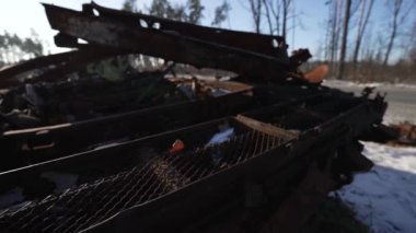 Bu stok videosu Ukrayna 'daki savaş sırasında Rus askeri teçhizatını yok ettiğini gösteriyor..