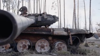 Bu stok videosu Ukrayna 'daki savaş sırasında Rus askeri teçhizatını yok ettiğini gösteriyor..