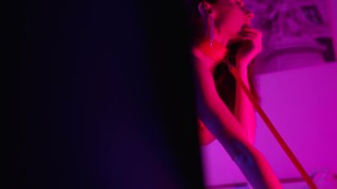 Bu video seksi iç çamaşırlı güzel bir kadını gösteriyor.