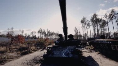 Bu stok videosu Ukrayna 'daki savaş sırasında Rus askeri teçhizatını yok ettiğini gösteriyor..