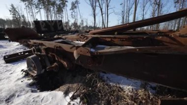 Bu stok videosu Ukrayna 'daki savaş sırasında Rus askeri teçhizatını yok ettiğini gösteriyor..