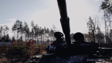 Bu stok videosu Ukrayna 'daki savaş sırasında Rus askeri teçhizatını yok ettiğini gösteriyor..