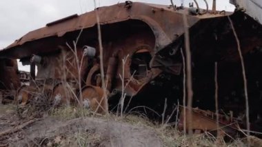 Bu stok videosu Ukrayna 'daki savaş sırasında Rus askeri teçhizatını yok ettiğini gösteriyor..