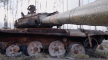 Bu stok videosu Ukrayna 'daki savaş sırasında Rus askeri teçhizatını yok ettiğini gösteriyor..
